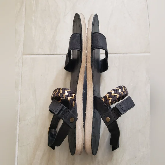 GUC Ugg Elin Sandals - Picture 9 of 10
